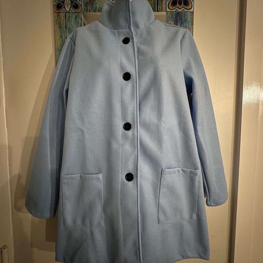 SPRING IS RIGHT AROUND THE CORNER FOR THIS THREE QUARTER LIGHTWEIGHT COAT